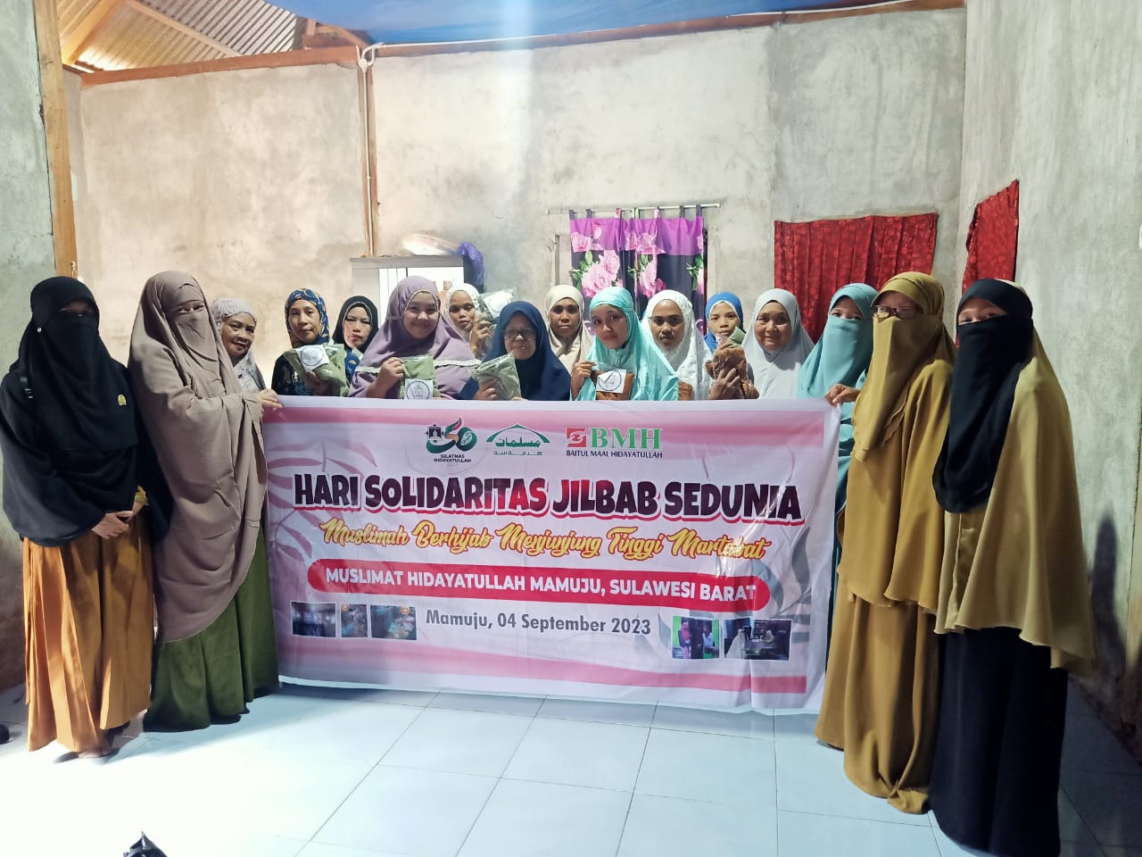 PW Mushida Sulbar Bagikan 1000 Jilbab Pada Hari Solidaritas Hijab Internasional